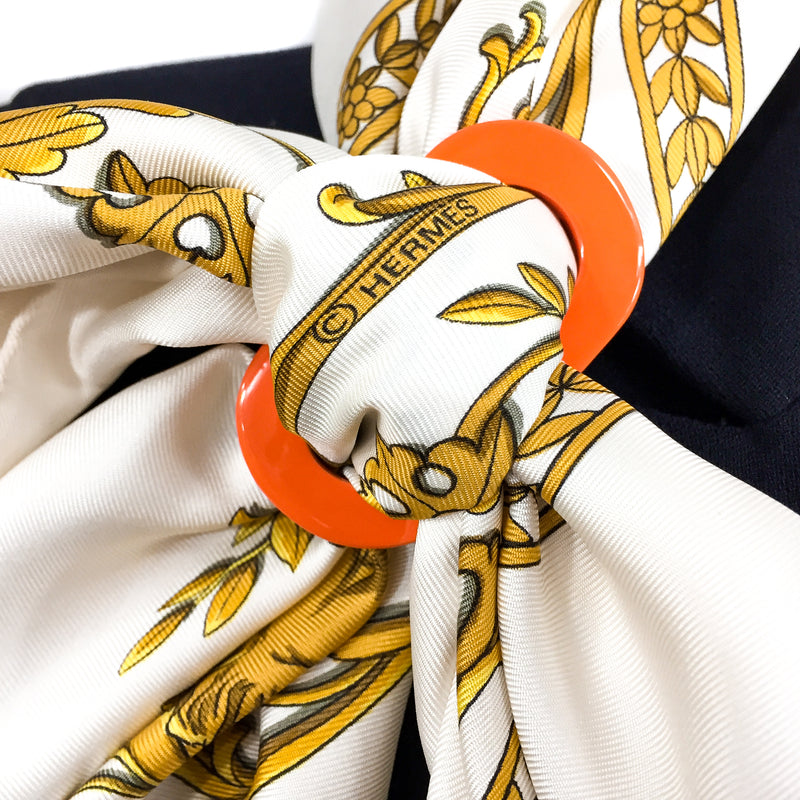 Moyenne Reversible Luxe Horn Scarf Ring With HERMES Scarf Promenade de Longchamps - close up